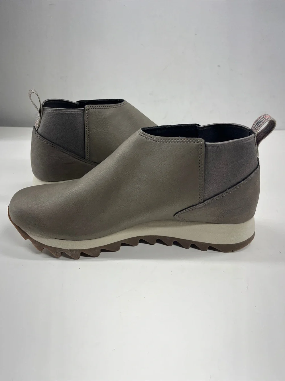 New Merrell Women's Alpine Chelsea Boots in Grey Vegan Leather Size 11